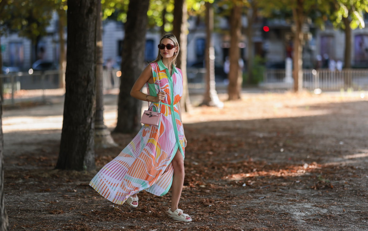 Frau in buntem Blusenkleid