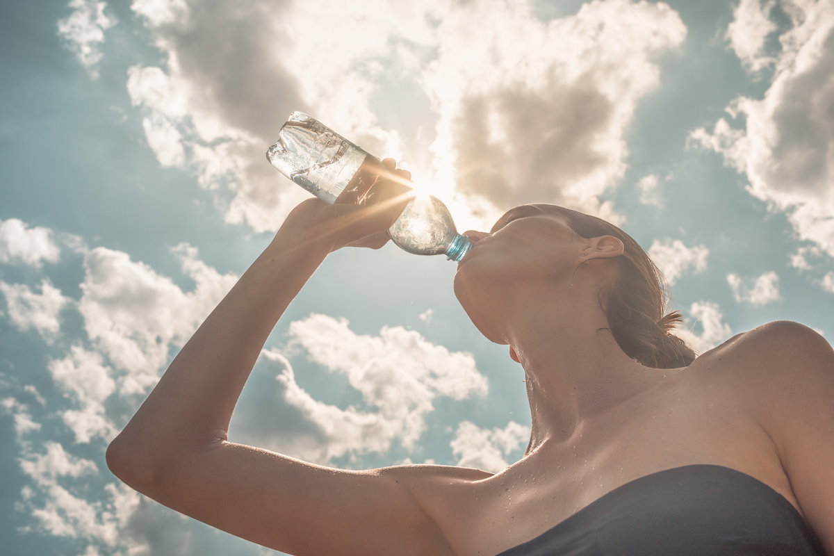 Frau trink Wasser