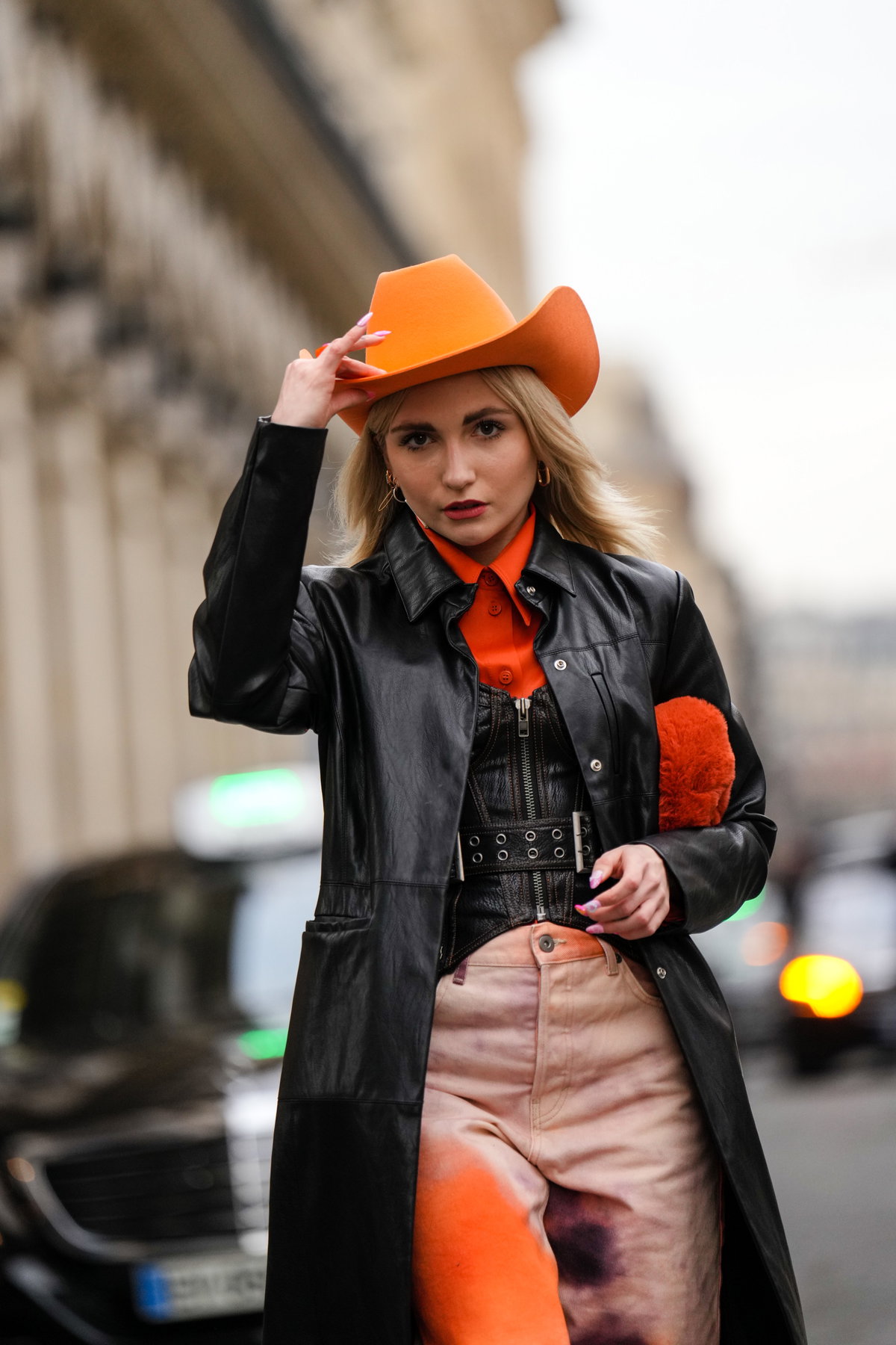 Frau mit orangenem Cowboyhut