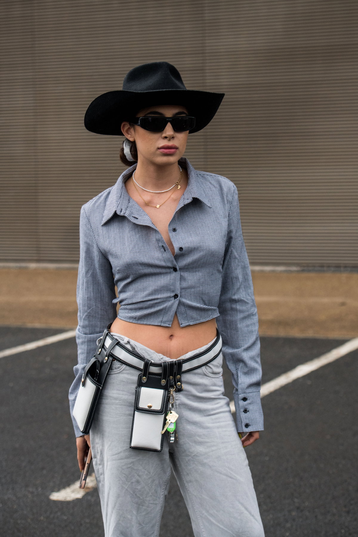 Frau mit schwarzem Cowboyhut