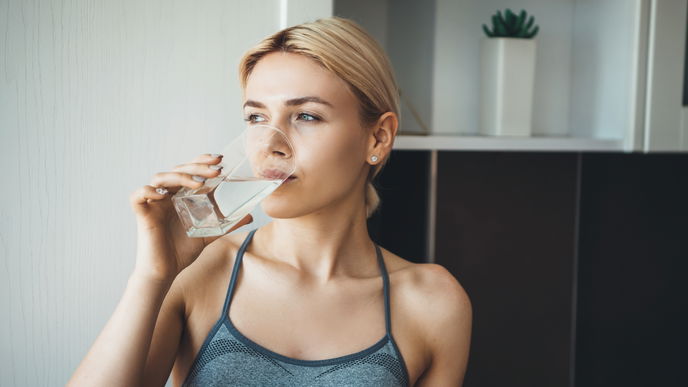 Deshalb solltest du vor dem Schlafengehen niemals ein Glas Wasser trinken