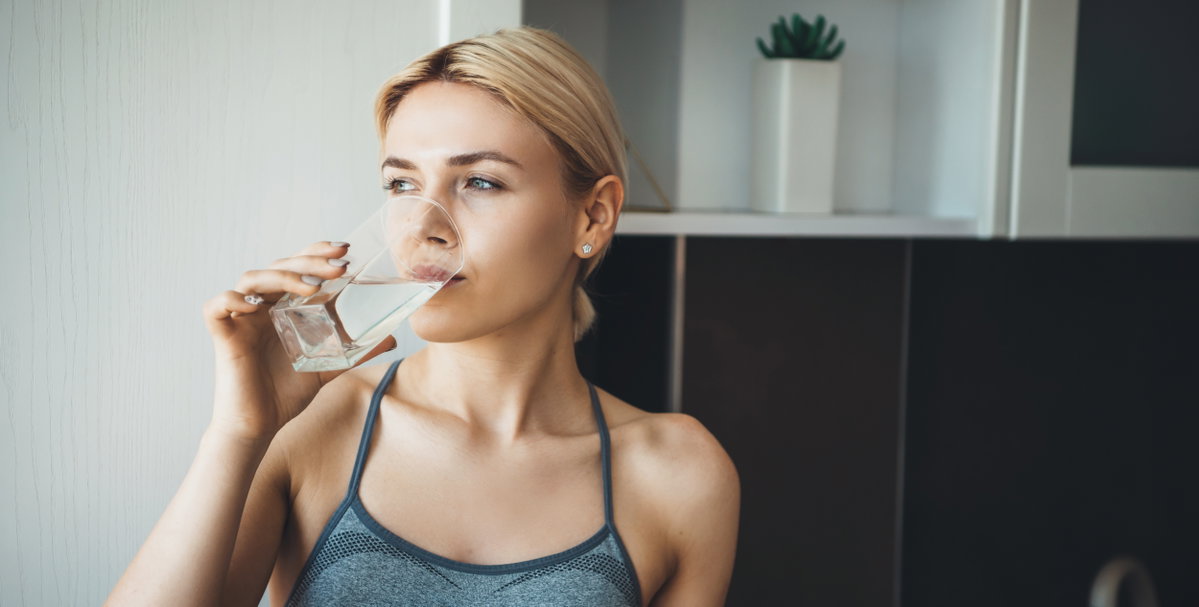 Frau trinkt Glas Wasser