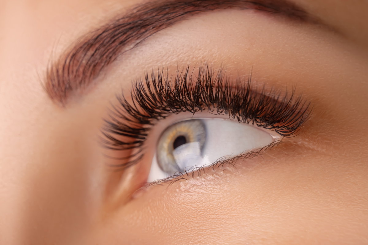 Frau mit langen Wimpern