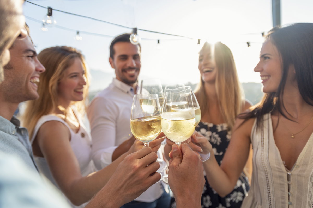 Eine Gruppe stößt mit alkoholischen Getränke an