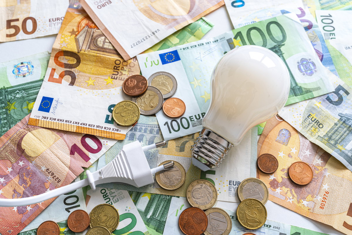Glühbirne liegt auf Geld
