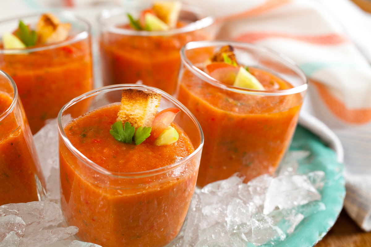 Gazpacho angerichtet im Glas
