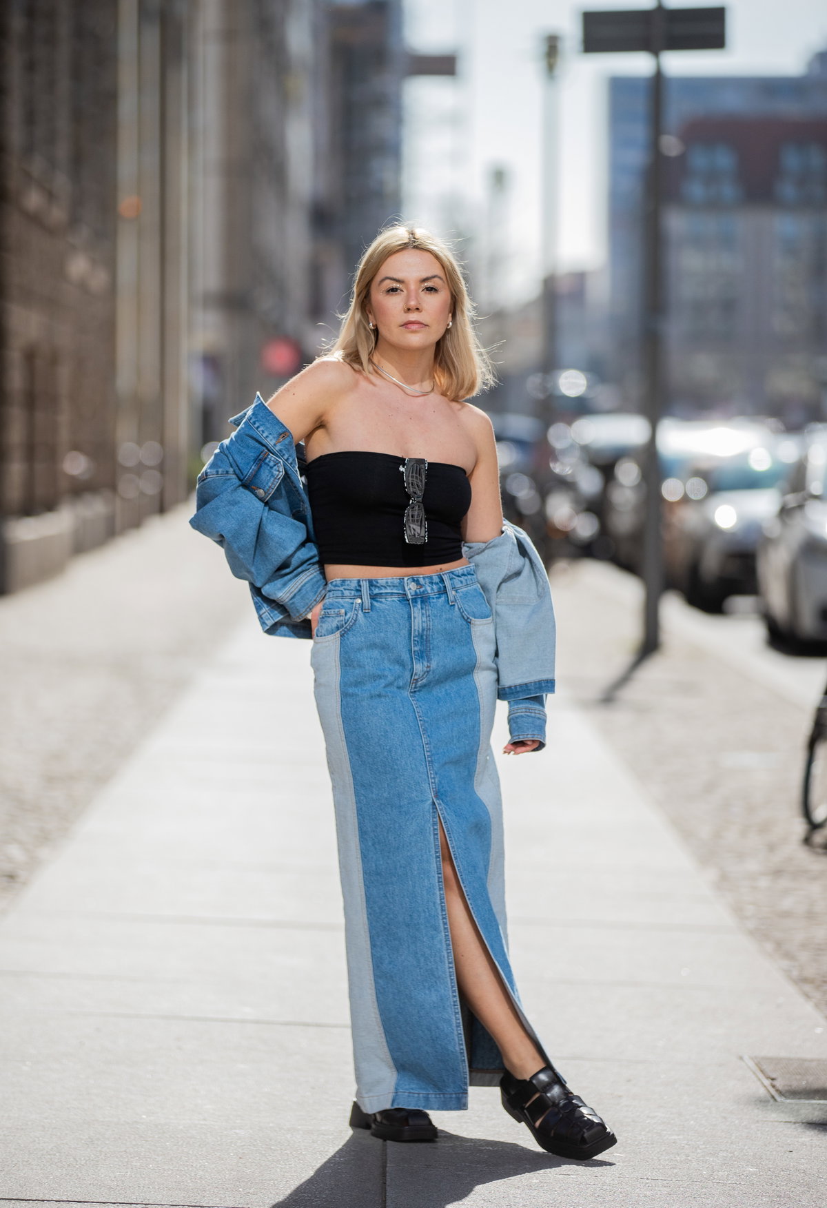 Frau mit Jeansrock