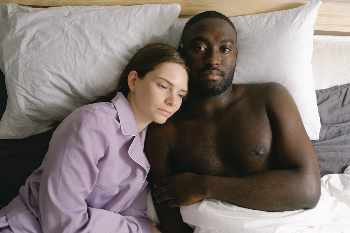 Pärchen liegt im Bett