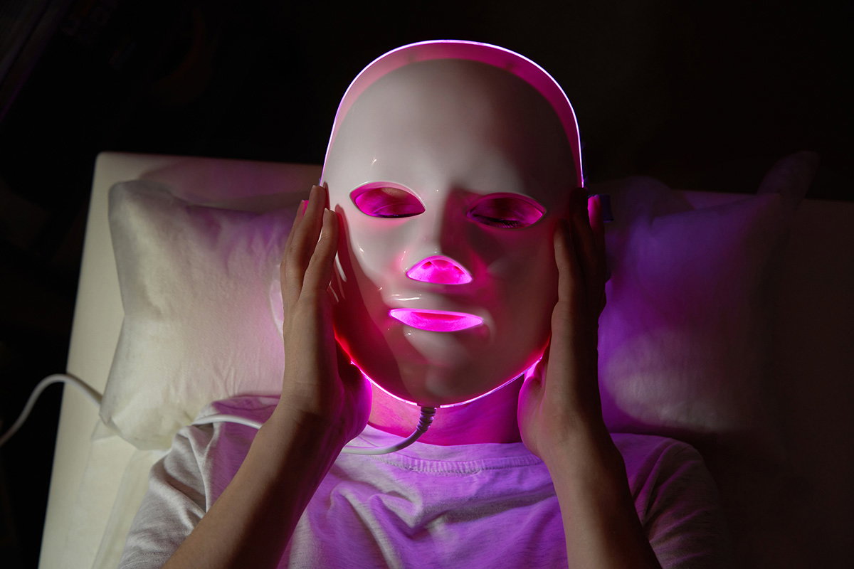 Frau mit LED-Maske