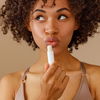 Beauty-Trend 2022: DIESER Lipbalm unter 4 Euro aus der Drogerie zaubert deine Lippen geschmeidig