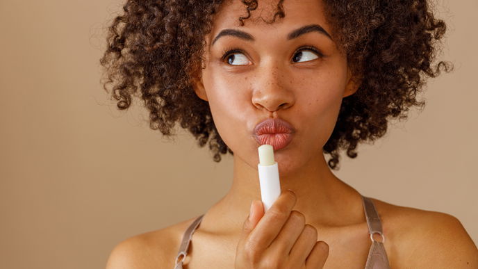Beauty-Trend 2022: DIESER Lipbalm unter 4 Euro aus der Drogerie zaubert deine Lippen geschmeidig