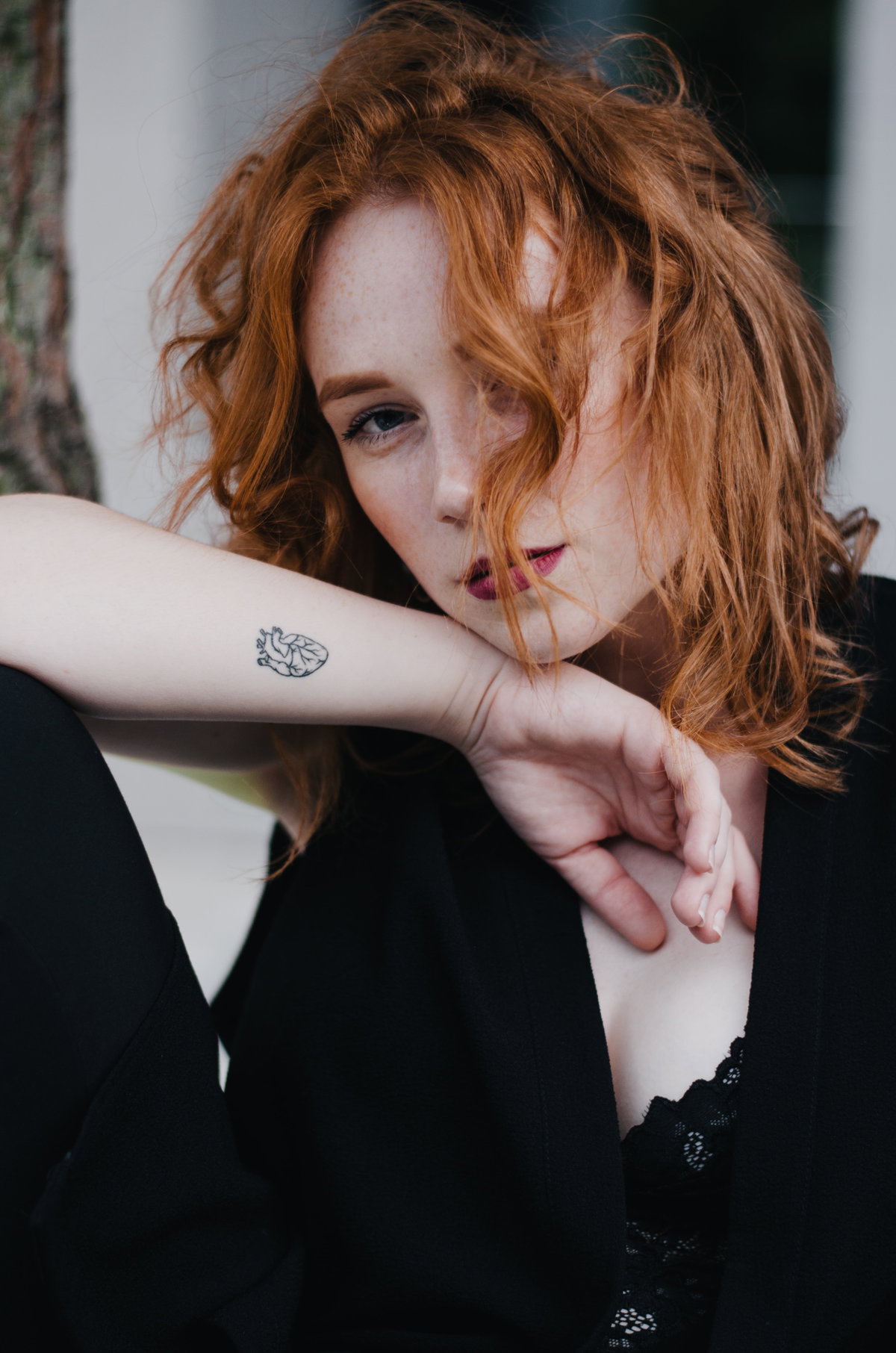 Frau mit Herz-Tattoo