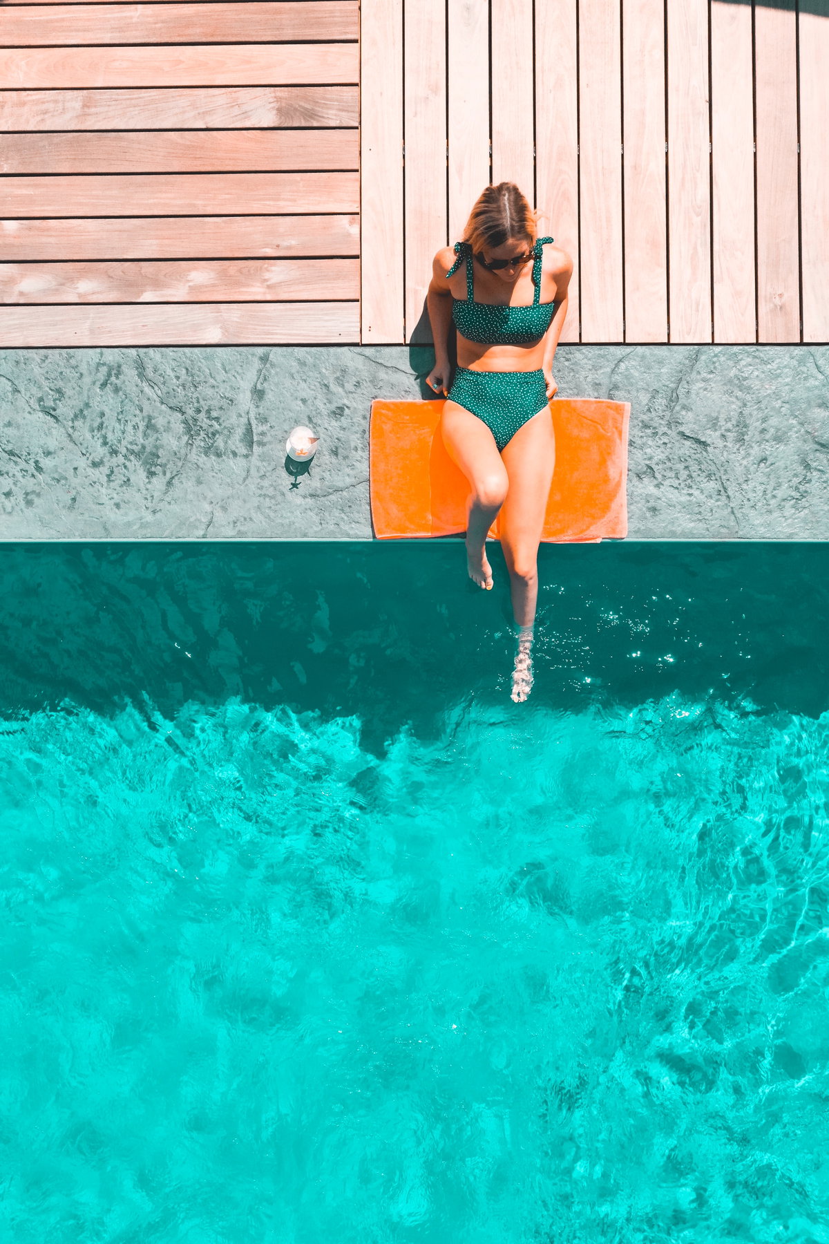 Frau bräunt sich am Pool