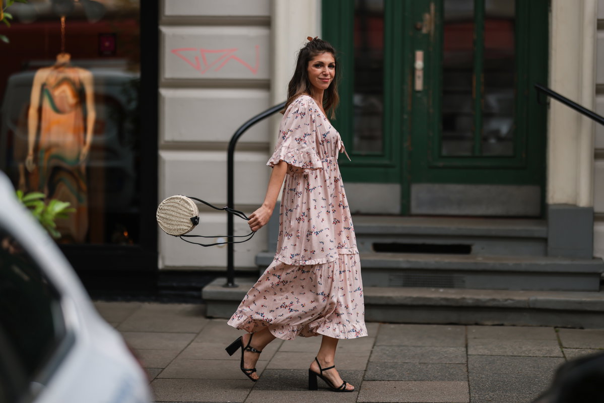 Wusstest du, dass es ein besonderes Sommerkleid bei H&M gibt, dass deiner Figur schmeichelt?