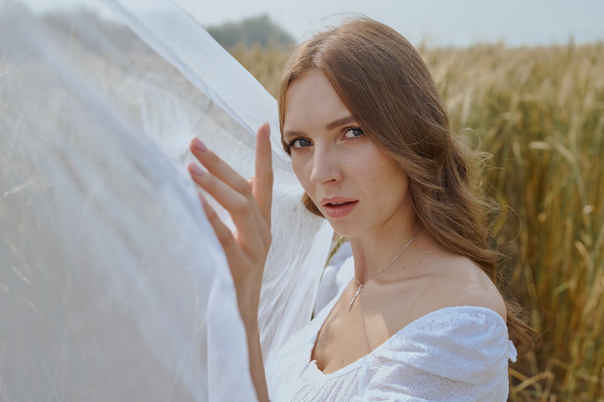 Monatshoroskop Frau im weißen Kleid