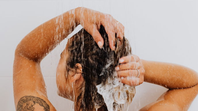 Haare waschen: Laut Experte! 3 überraschende Fehler, die wir alle machen
