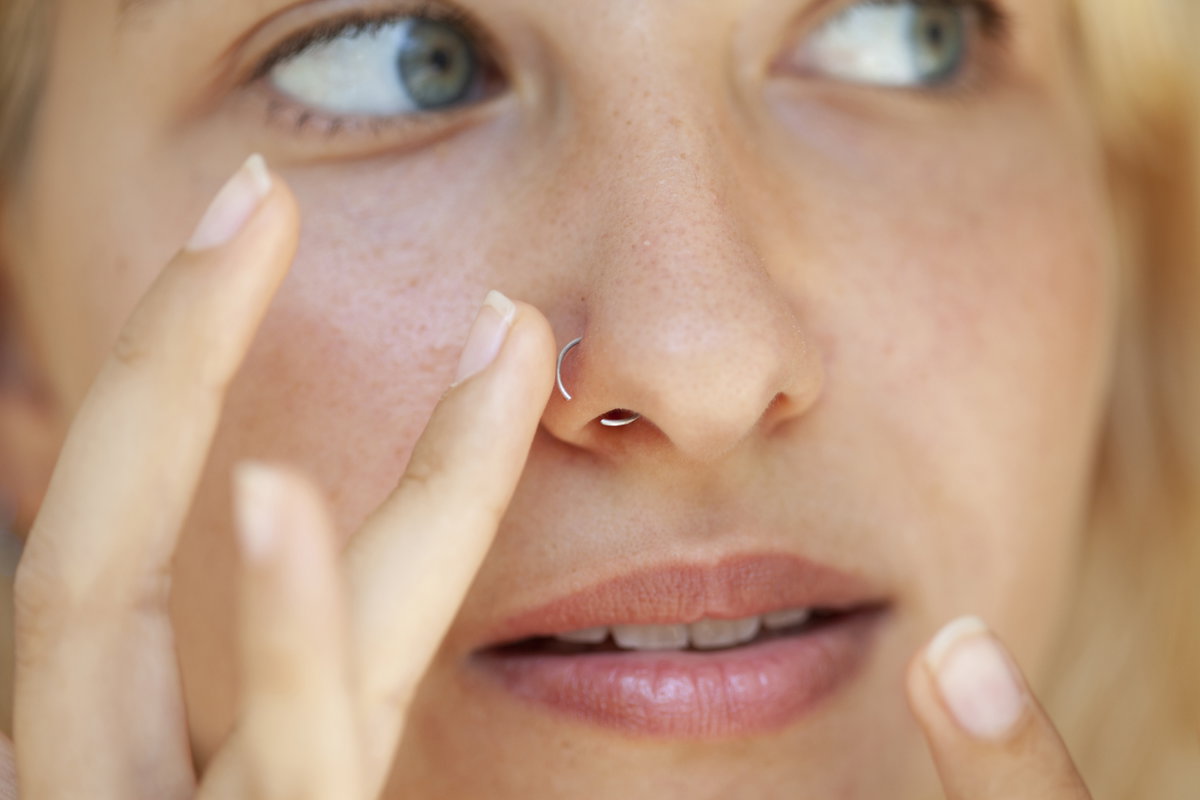 Frau mit Nasenpiercing