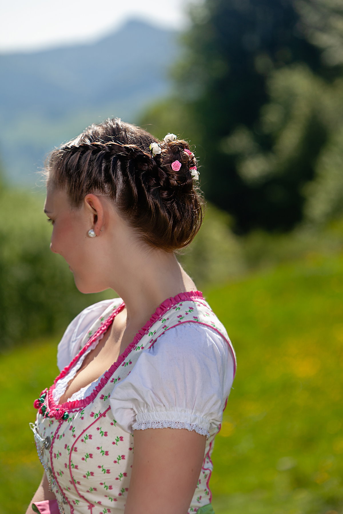 Frau mit Flechtfrisur und Dirndl