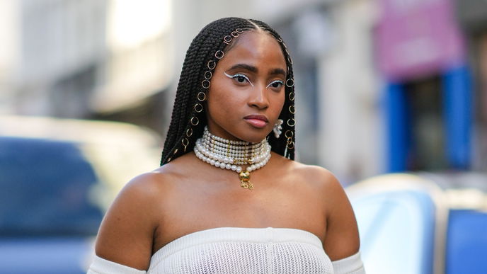 Schmuck-Trend 2022: Perlen mit DIESEM Detail sind jetzt In