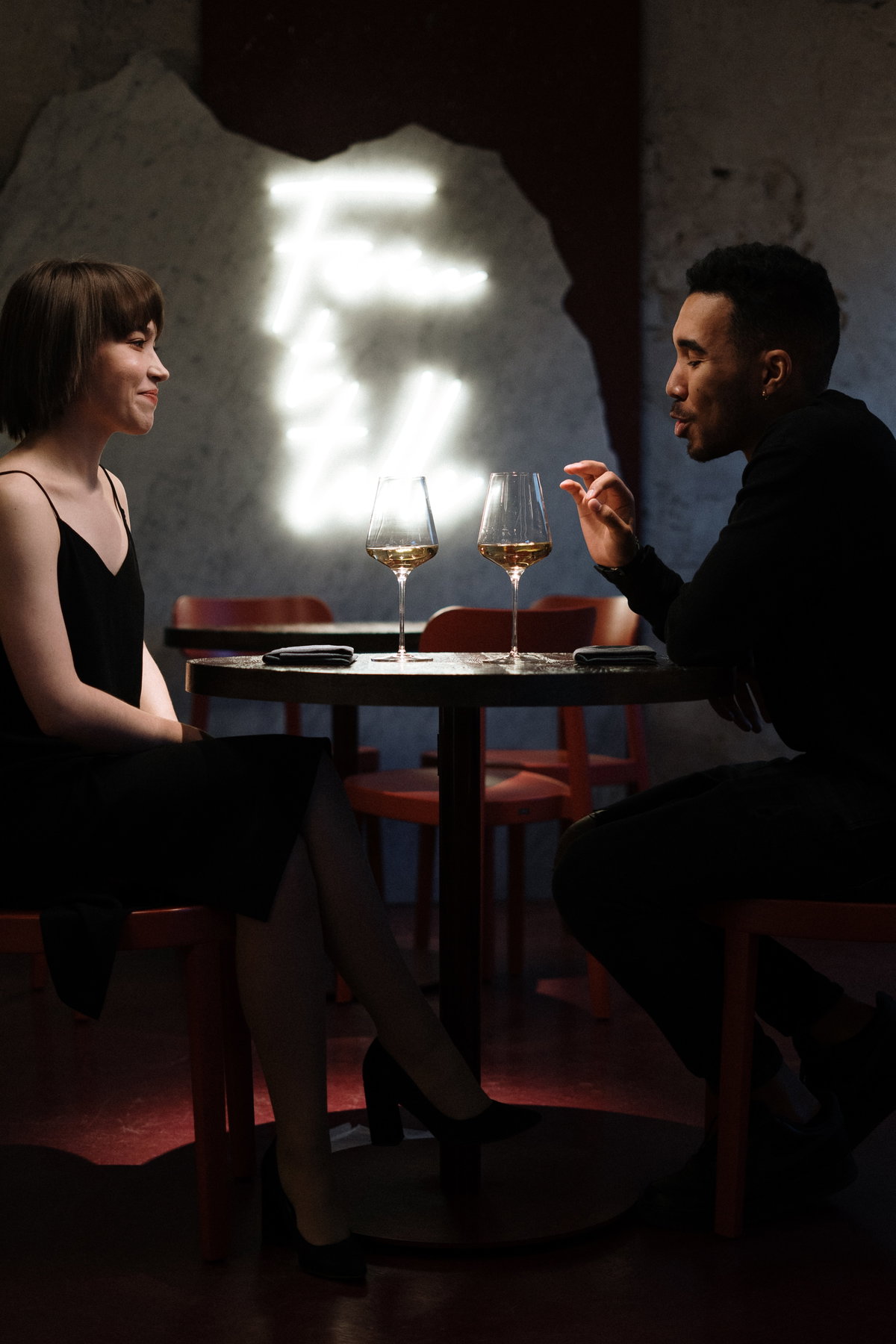 Mann und Frau trinken Wein beim ersten Date