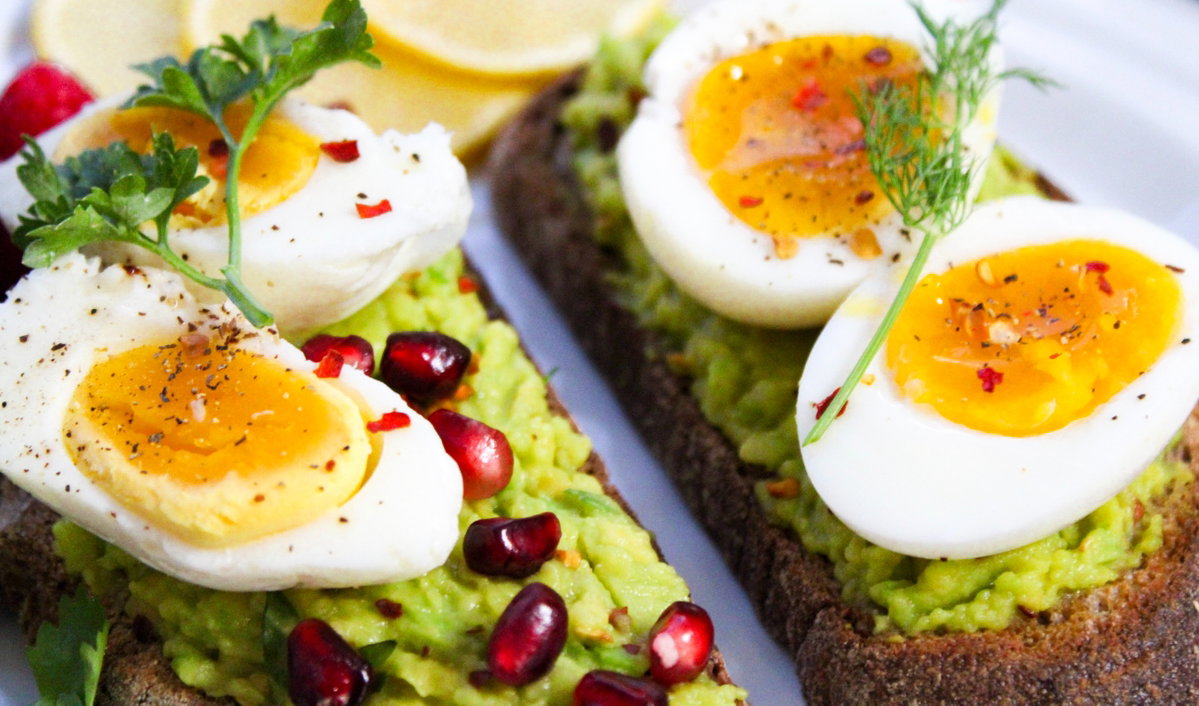Brot mit Ei und Avocado