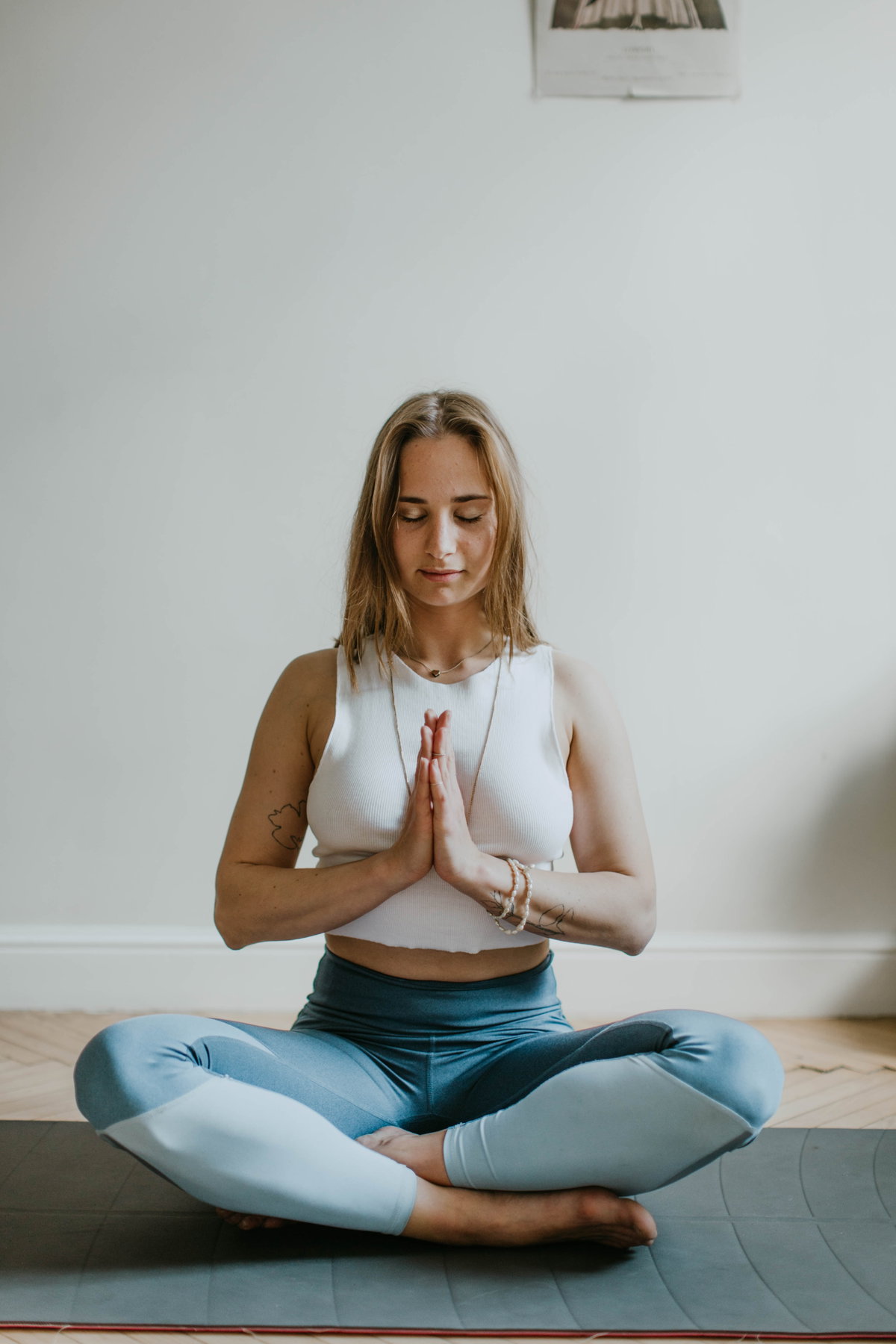 Frau in Yoga Pose