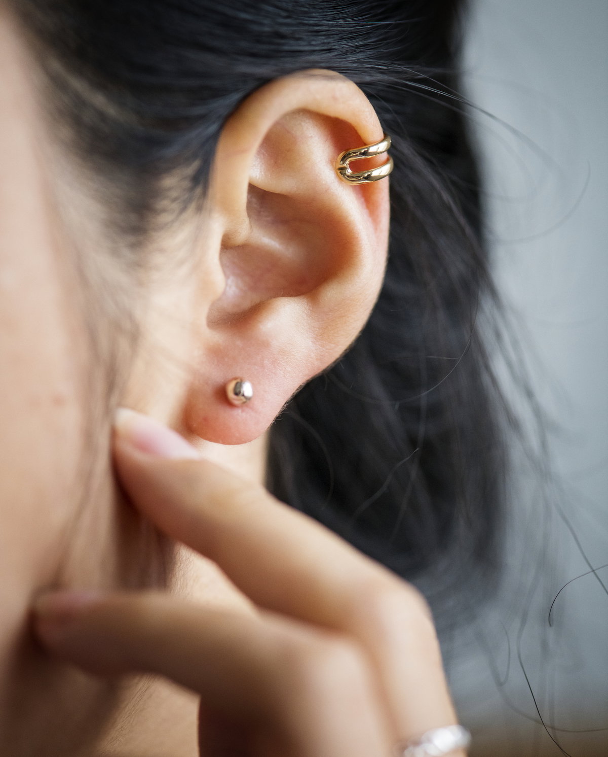 Frau mit Helix Piercing