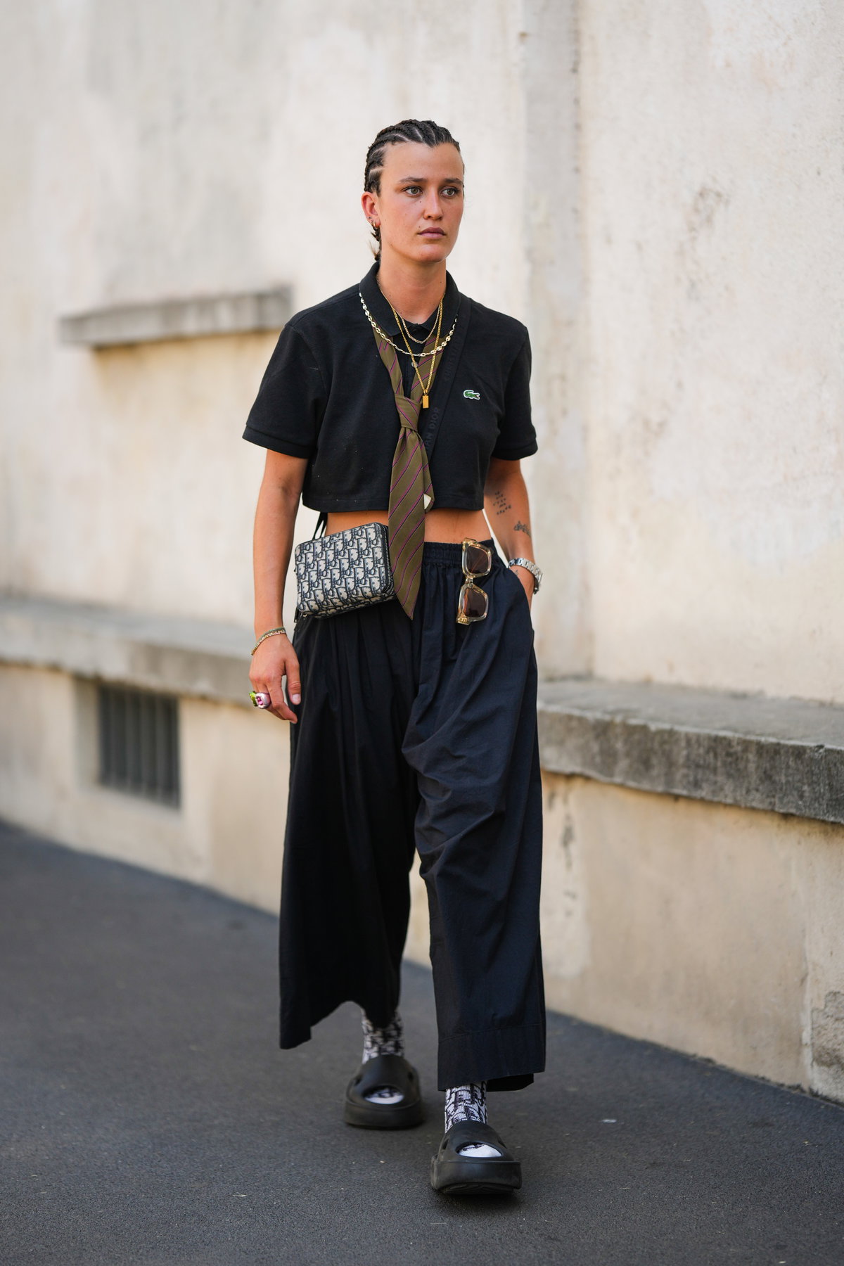 Frau in schwarzem Poloshirt