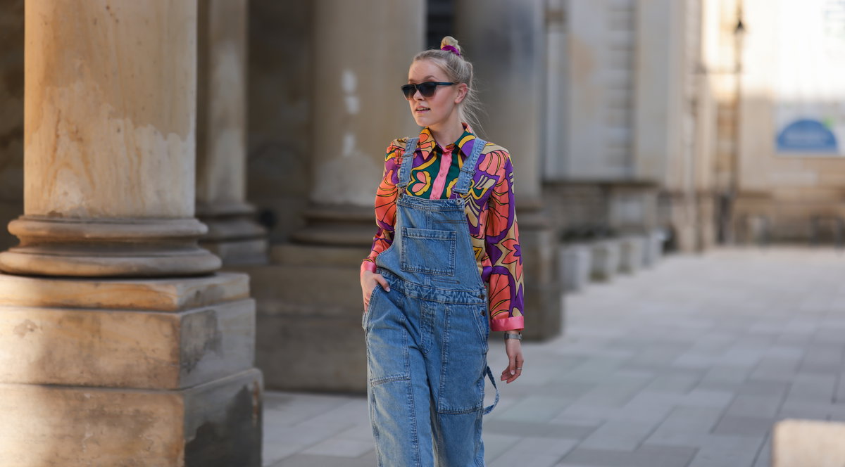Frau in blauem Overall