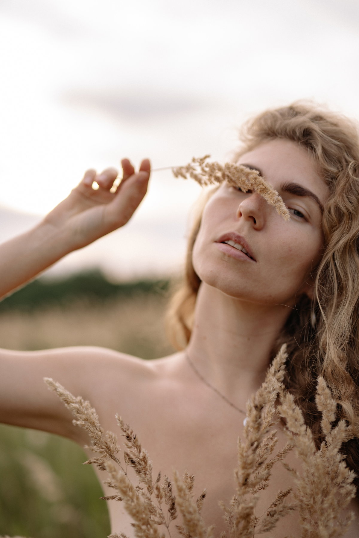 BLonde Frau im Feld