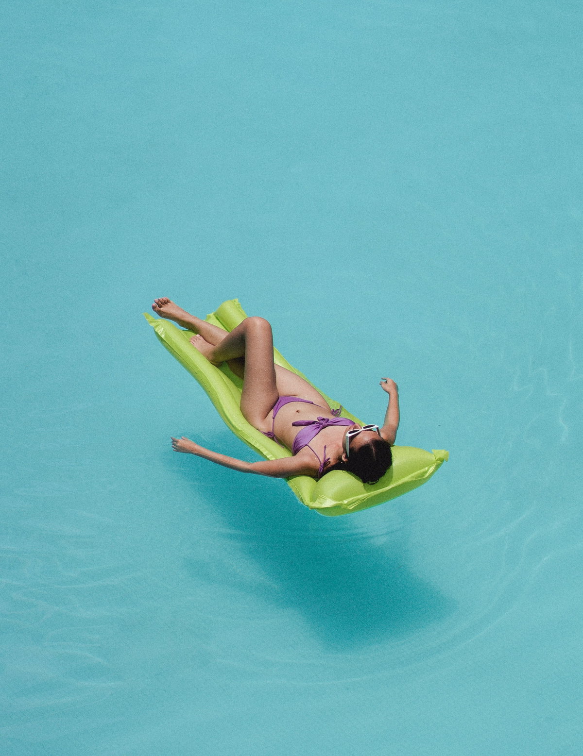 Frau im Pool auf Luftmatratze