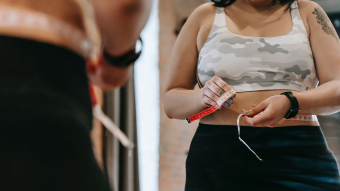 Schnell abnehmen am Bauch: Die besten Tipps und Übungen