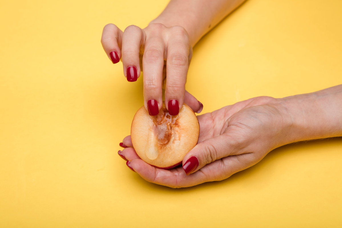 Finger auf Pfirsich