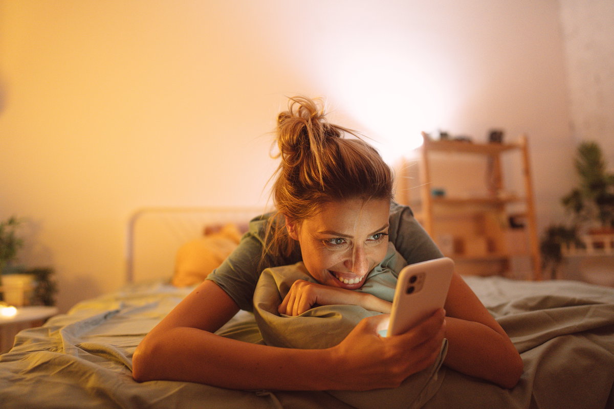 Frau schaut auf ihr Handy