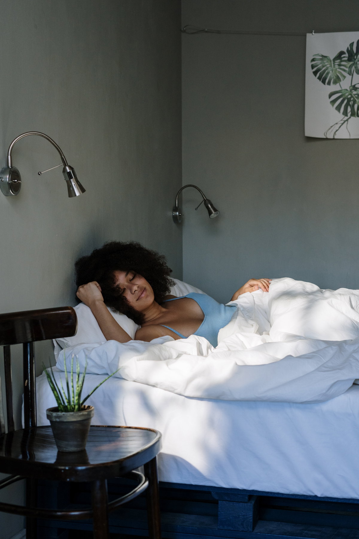 Frau schläft im Bett