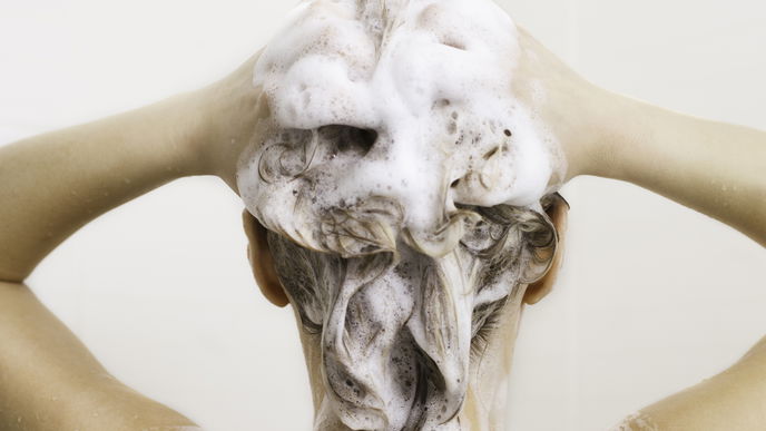 Tipp für blondierte Haare: Dieses Shampoo unter 4 Euro ist das beste gegen Gelbstich