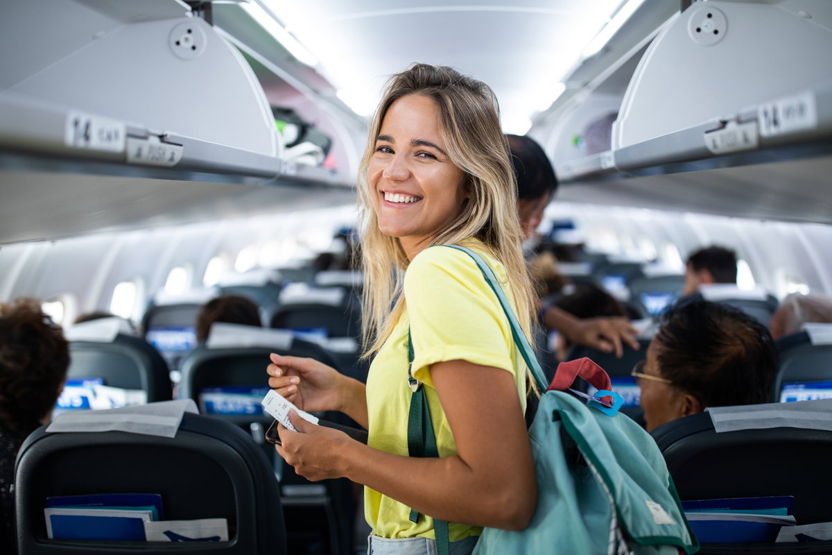 Frau im Flugzeuggang