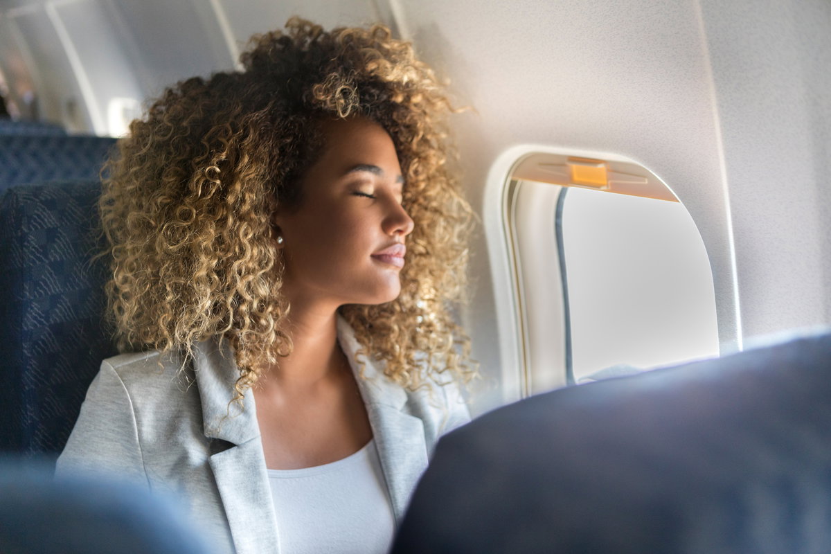 Frau im Flugzeug
