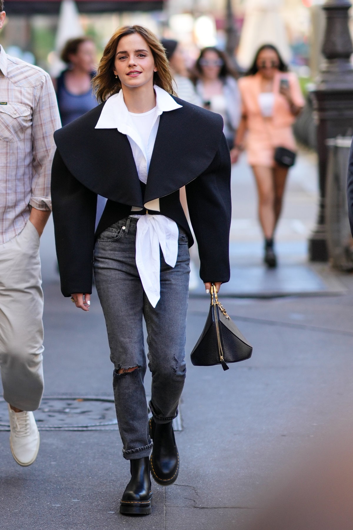 Emma Watson trägt graue Skinny Jeans