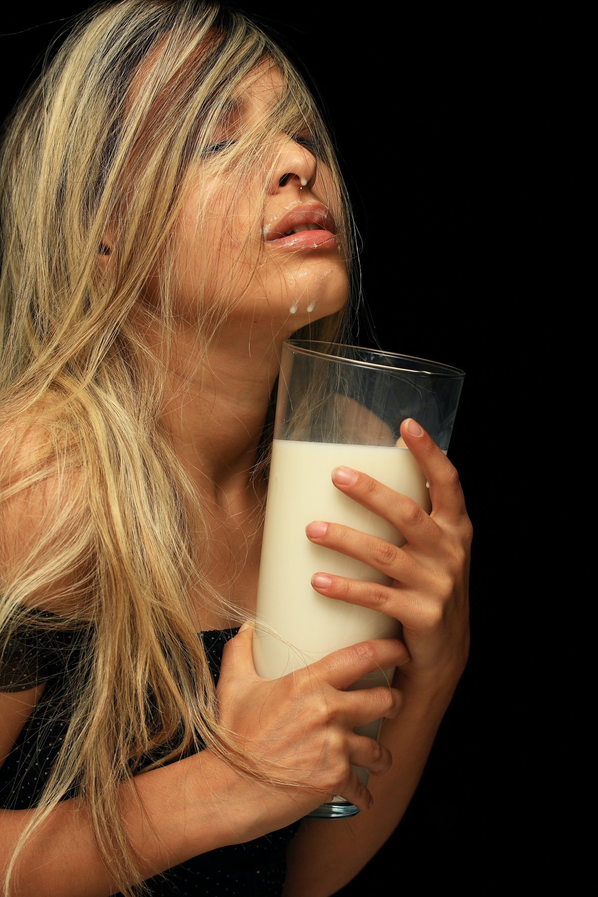 Frau mit einem Glas Milch