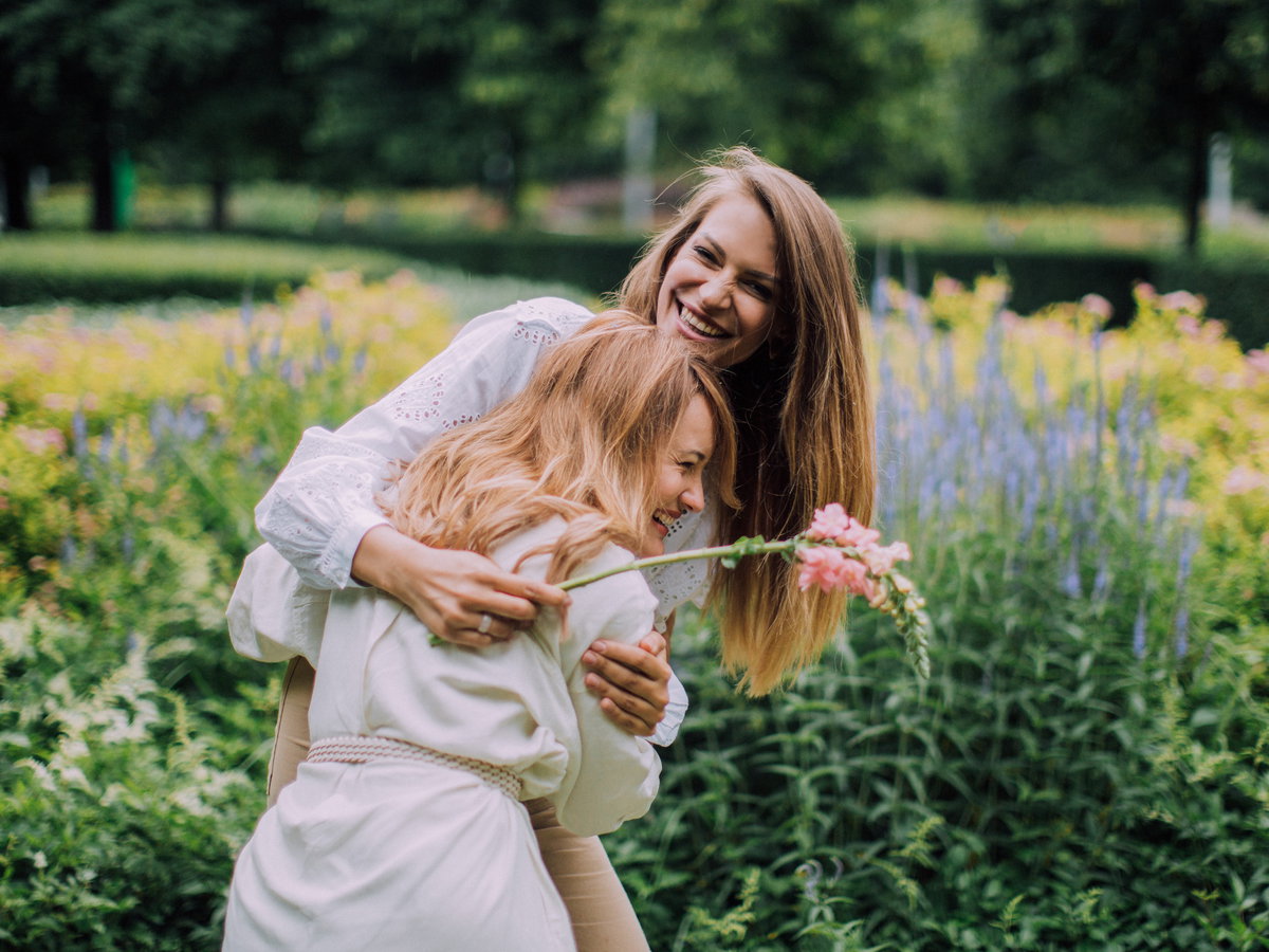 zwei Frauen umarmen sich