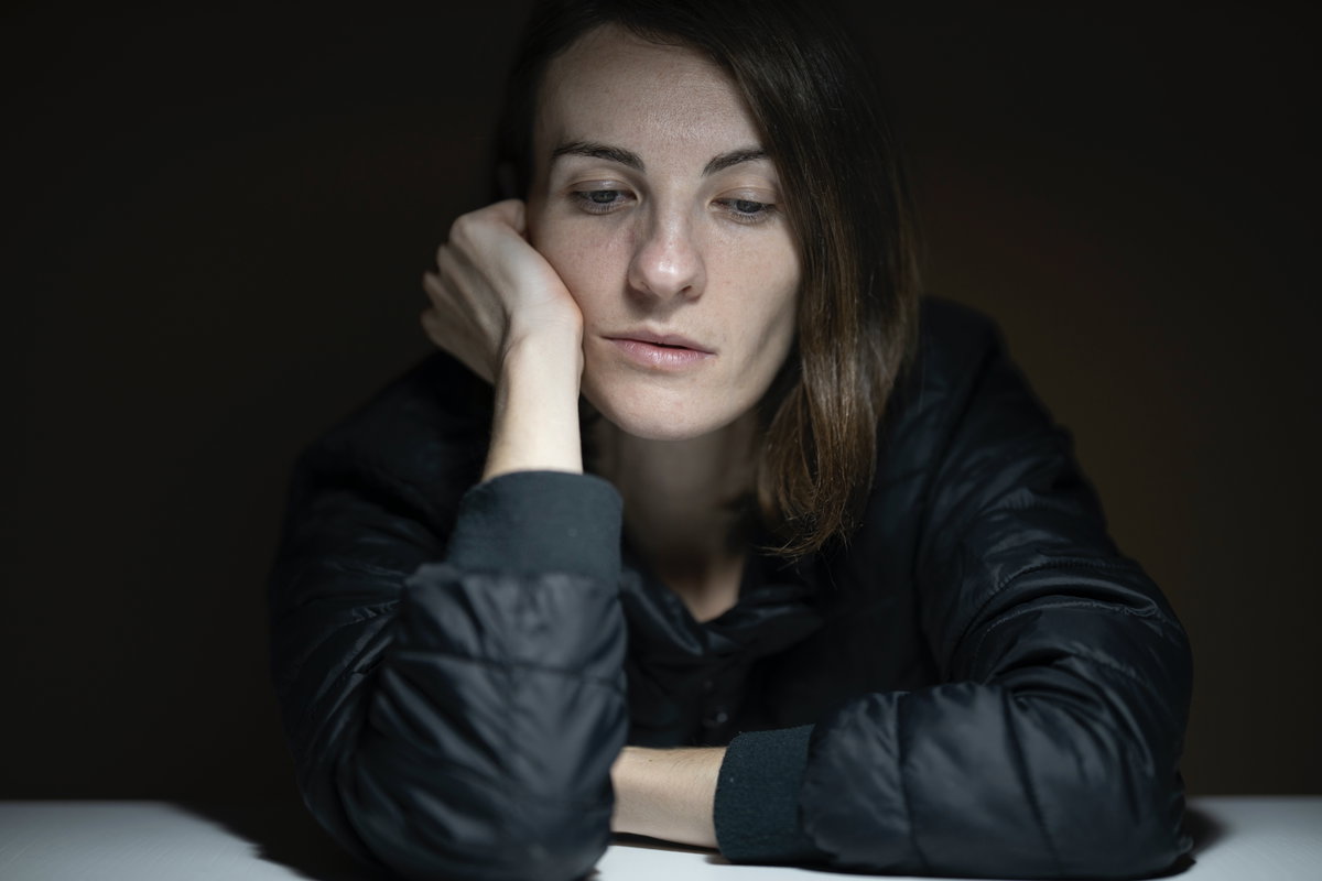 Frau guckt mit leerem Blick