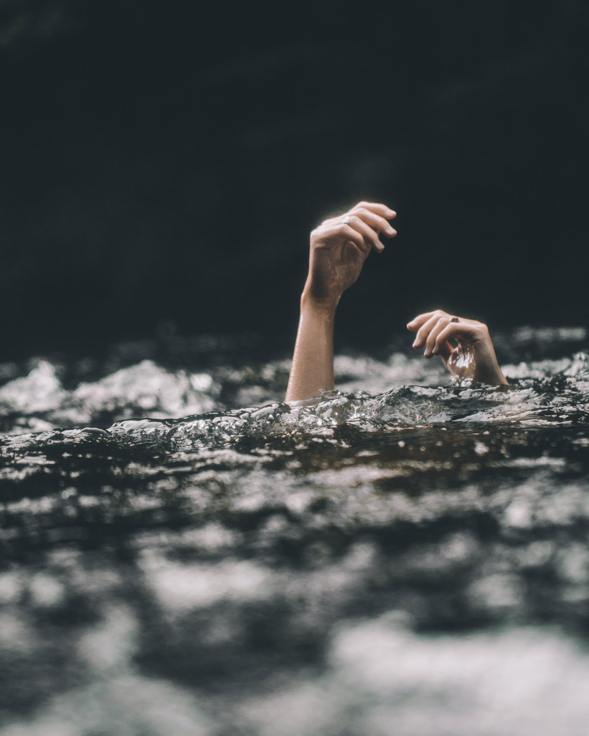 Hände im Wasser Sternzeichen