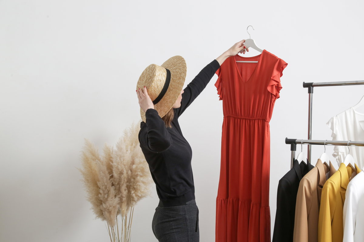 Frau schaut rotes Kleid an