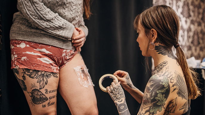 Tattoo Folie entfernen: Das ist der richtige Zeitpunkt, um mit der Tattoo-Pflege zu starten