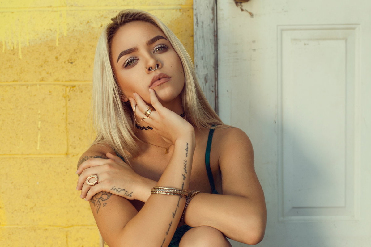 Frau mit Tattoos