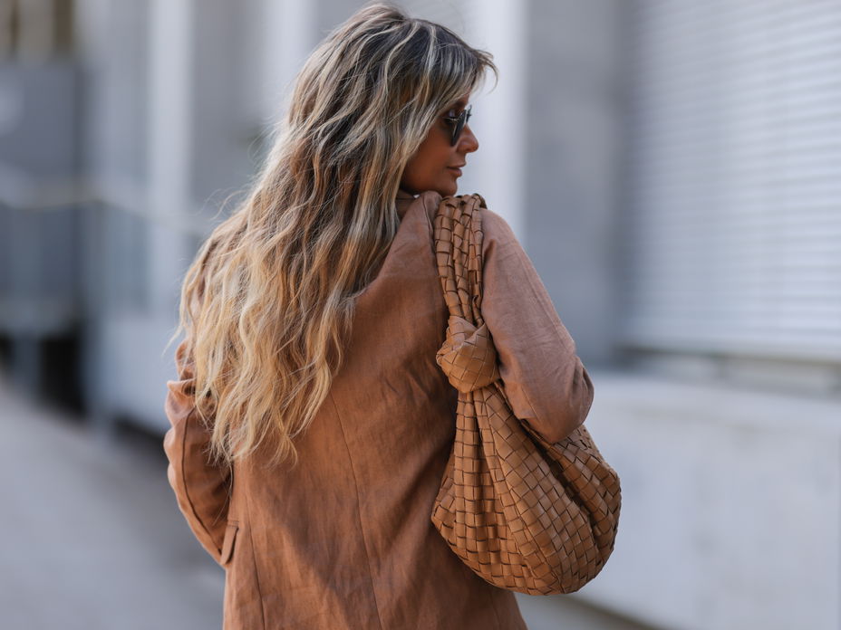 Frau mit braun blonden Haaren