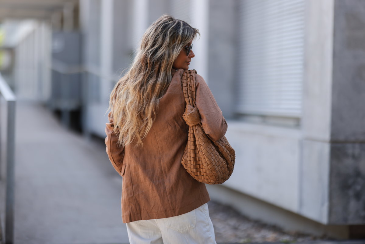 Frau mit braun blonden Haaren