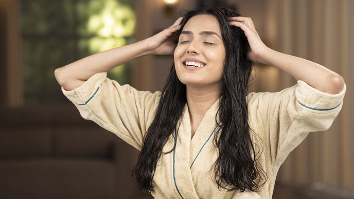Beauty-Trend 2022: Mit diesem Trockenshampoo kommst du ohne fettigen Ansatz durch die Hitze