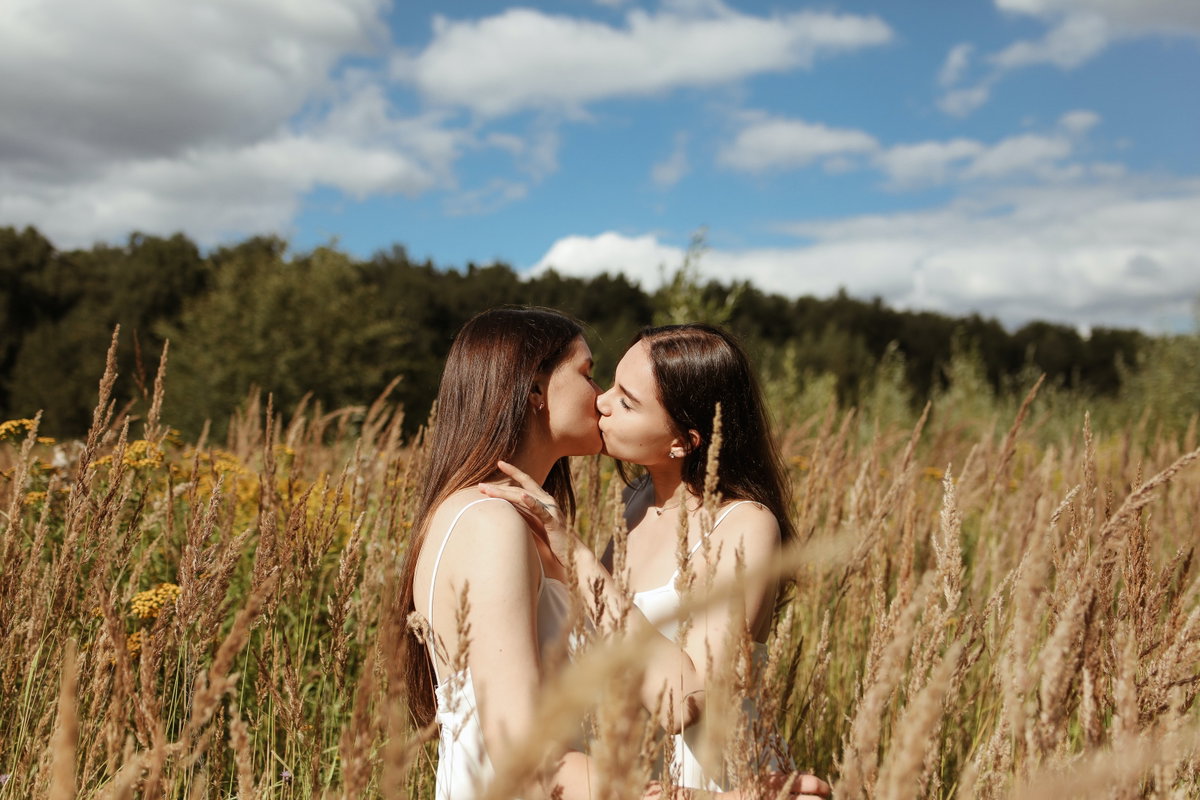 Zwei Frauen küssen sich im Feld